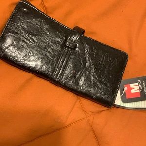 NWT women or men’s black leather looking wallet super cute great condition